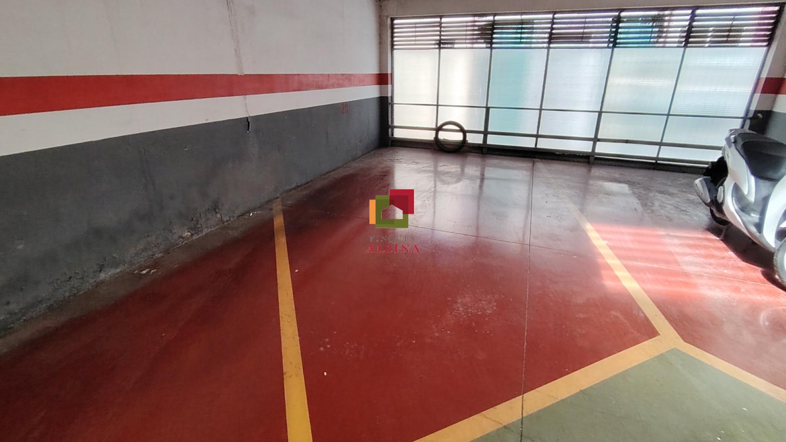 LUMINOSO PISO CON BALCÓN, ASCENSOR Y PARKING
