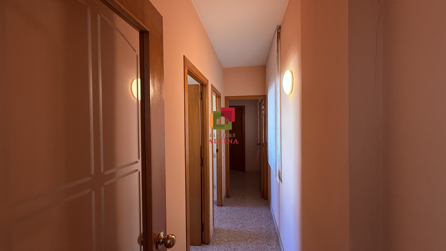 PISO LUMINOSO CON BALCÓN EN UNA DE LAS MILLORES ZONAS DE CORNELLÀ.