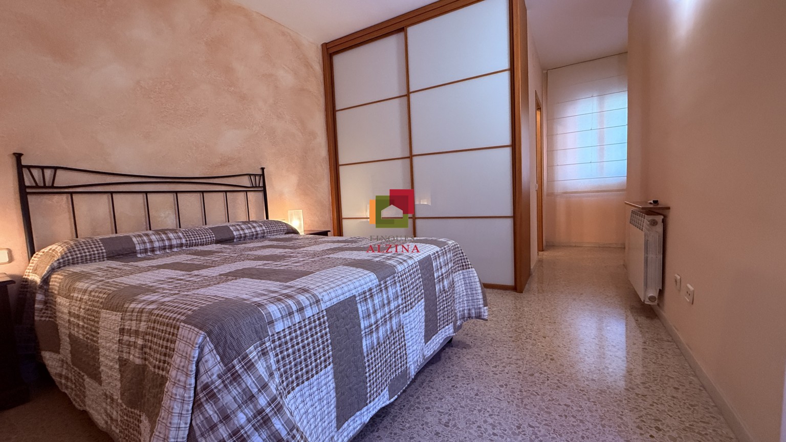 PISO LUMINOSO CON BALCÓN EN UNA DE LAS MILLORES ZONAS DE CORNELLÀ.