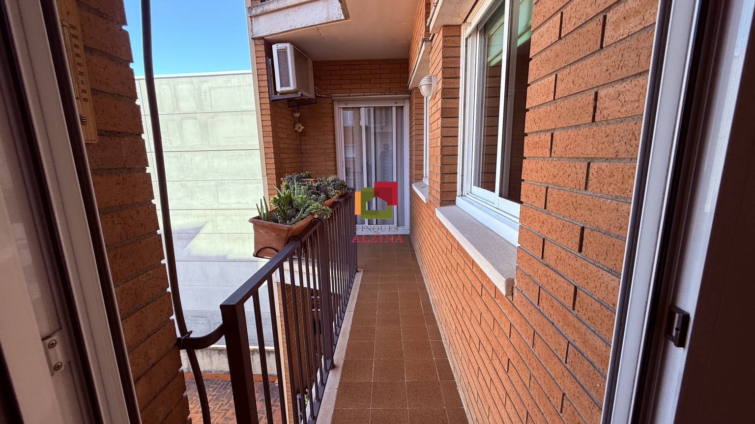PISO LUMINOSO CON BALCÓN EN UNA DE LAS MILLORES ZONAS DE CORNELLÀ.