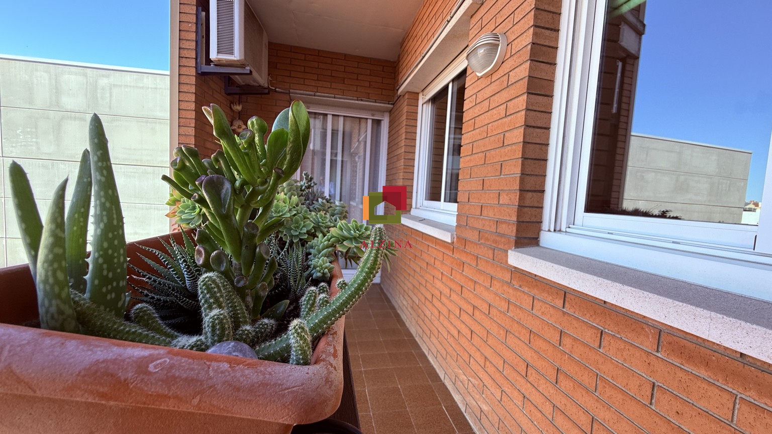PISO LUMINOSO CON BALCÓN EN UNA DE LAS MILLORES ZONAS DE CORNELLÀ.