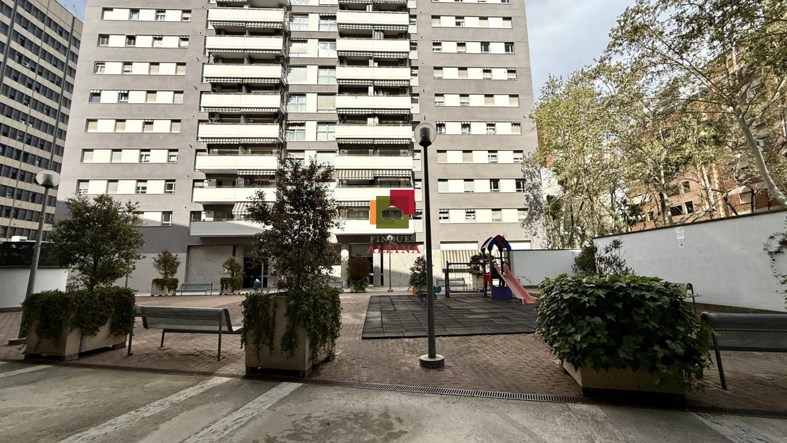 Pis lluminós a Sants-Montjuïc amb ben situat
