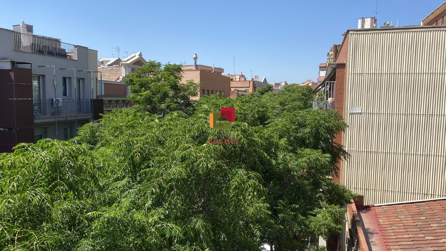 PISO CON BALCÓN Y APARCAMIENTO EN GRAN DE LA SAGRERA