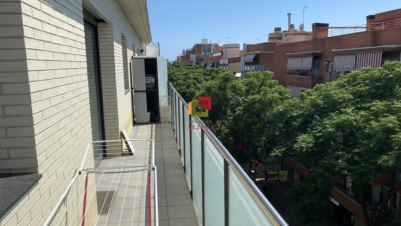 PISO CON BALCÓN Y APARCAMIENTO EN GRAN DE LA SAGRERA